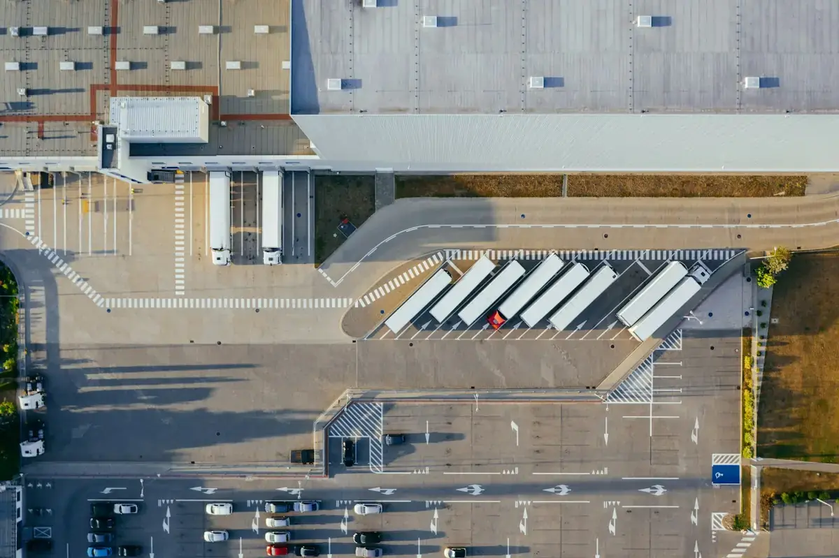 Luftbild eines Logistikzentrums mit Lkw-Rampen und Hof, Symbolbild